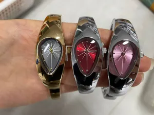 Detailansicht von drei trendigen Y2K-Tropfen-Armbanduhren in edlem Gold und Silber