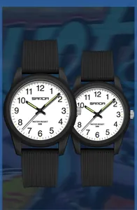 Un conjunto de relojes de pareja SAMDA con esferas luminosas blancas y correas negras.