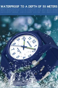 Detalle del reloj Sanda impermeable azul sumergido en agua con salpicaduras
