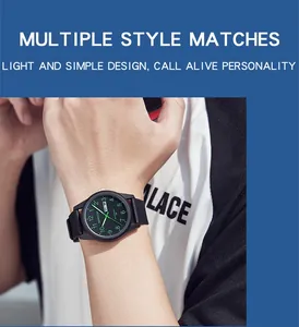Modelo con reloj SANDA de cuarzo negro con esfera verde luminosa y fecha actual