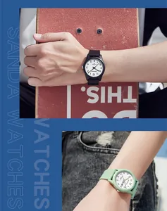Detalle de estilo de vida de los relojes de cuarzo Sanda en negro y verde claro
