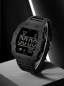 Gros plan de la montre de sport numérique TOMI noire avec vis en forme d'étoile.