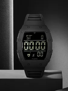 Gros plan de la montre de sport numérique noire TOMI avec un grand écran LED lisible.