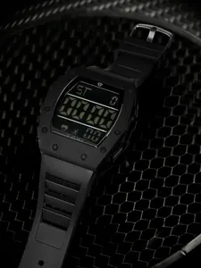 Vue détaillée de la montre de sport numérique noire TOMI avec grand écran LCD