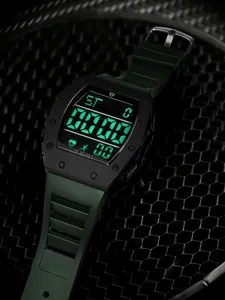 Gros plan de la montre de sport TOMI affichant un écran lumineux vert et un boîtier noir