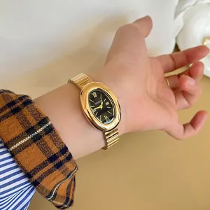 Élégante montre dorée de style vintage pour femme avec cadran noir ovale et bracelet métal