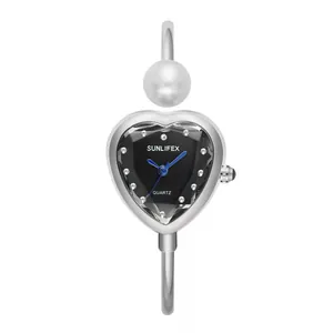 Primer plano del reloj de brazalete plateado SUNLIFEX con forma de corazón y esfera negra