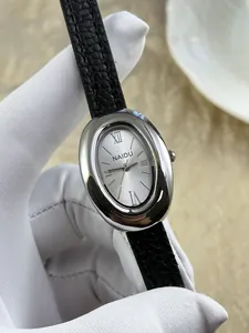 Detailopname van een vintage ovaal dameshorloge met zilveren kast en leren band.