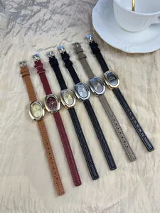 Close-up met verschillende kleuren vintage ovale horloges met getextureerde leren bandjes