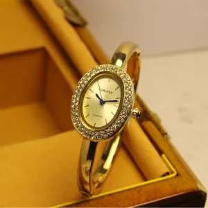 Elegante reloj de pulsera ovalado dorado para mujer con bisel de cristal y diseño de lujo.