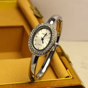 Elegante reloj de pulsera SUNLIFEX para mujer con bisel ovalado y brillantes strass