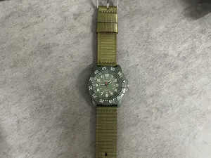 Orologio sportivo da uomo stile militare con cinturino in tela di nylon verde oliva.