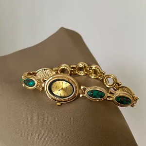 Montre-bracelet à quartz vintage dorée pour femme avec incrustations style turquoise