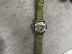Vista posteriore di un orologio militare con cinturino in nylon verde e cassa in acciaio