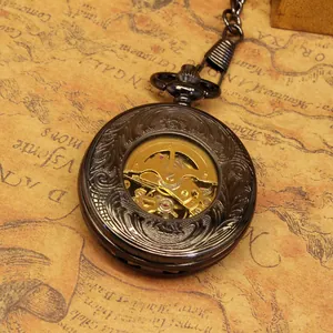 Gros plan d'une montre à gousset vintage avec couvercle transparent et boîtier gravé