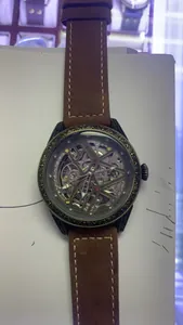 Détail macro d'une montre mécanique automatique squelette vintage avec boîtier bronzé