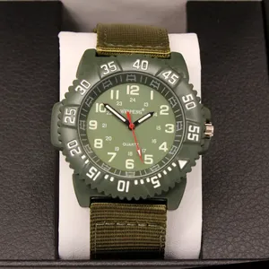 Dettaglio di orologio verde militare con cinturino in nylon e ghiera con numeri