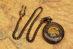 Gros plan d'une montre à gousset mécanique vintage sur fond de carte du monde rétro