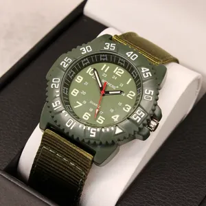 Orologio al Quarzo Militare da Uomo Con Cinturino in Tela di Nylon Verde Militare Orologio da Polso Analogico per Sport All'aperto Cassa in Metallo