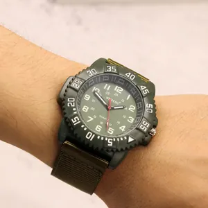 Primo piano di un orologio militare da uomo con quadrante verde e cinturino in nylon