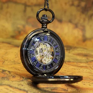 Gros plan d'une montre à gousset mécanique vintage avec des chiffres romains bleus élégants