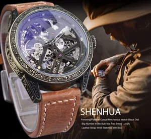 Détail de la montre mécanique vintage Shenhua avec cadran squelette et boîtier en bronze