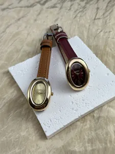Gedetailleerde close-up van vintage ovale horloges met lederen banden en gouden kasten