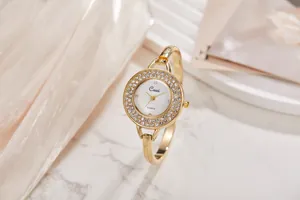 Elegante orologio a bracciale dorato da donna con castone di cristalli e quadrante bianco