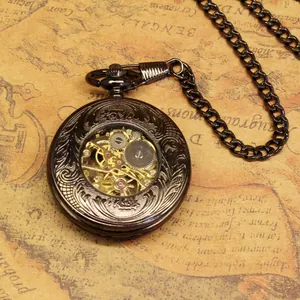 Gros plan d'une montre à gousset mécanique vintage avec engrenages dorés apparents