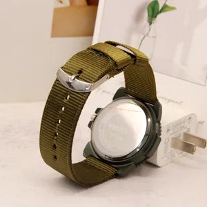 Vista dettagliata orologio sportivo uomo cinturino nylon verde e retro acciaio