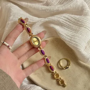 Élégante montre bracelet vintage en or avec accents de pierres violettes