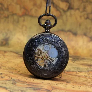 Gros plan d'une montre à gousset mécanique noire avec mouvement apparent vintage