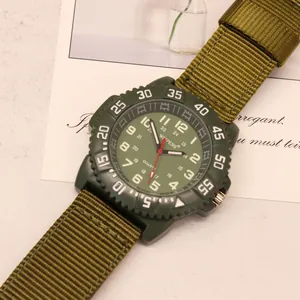 Dettaglio ravvicinato di un orologio militare con cinturino in tela di nylon verde