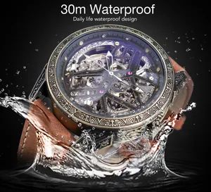 Détail d'une montre squelette en bronze vintage avec design étanche 30m à l'eau