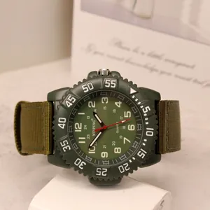 Vista dettagliata dell'orologio al quarzo militare con cinturino in nylon verde