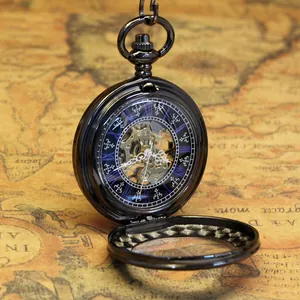 Gros plan d'une montre à gousset mécanique vintage avec chiffres romains bleus.