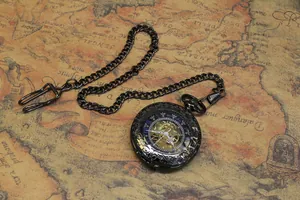 Gros plan d'une montre à gousset mécanique vintage avec chaîne sur carte ancienne