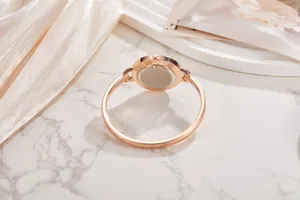 Vista dettagliata del retro della cassa e del cinturino dell'orologio rigido in oro rosa