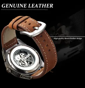 Détail de montre automatique mécanique avec bracelet en cuir marron et fond transparent