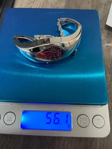 Silberne Y2K Tropfen-Armbanduhr auf einer Digitalwaage mit einem Gewicht von 56,1 g.