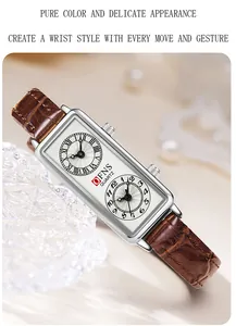 Vue détaillée d'une montre à quartz rectangulaire à double fuseau horaire et bracelet cuir