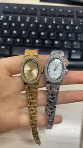 Vista detallada de relojes de cuarzo de lujo en oro y plata con cristales para mujer