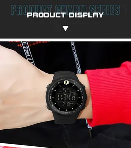 Gros plan d'une montre de sport numérique multifonctionnelle noire au poignet.