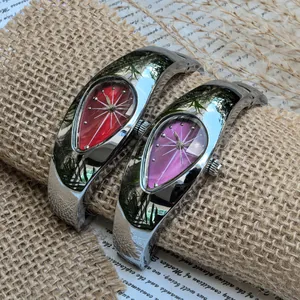 Gros plan de montres Y2K en forme de goutte avec cadrans rouge et rose sur toile