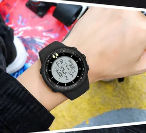 Gros plan d'une montre de sport numérique étanche avec bracelet en silicone noir au poignet