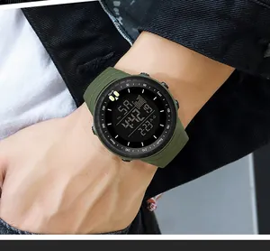 Gros plan détaillé d'une montre de sport numérique étanche vert armée portée au poignet