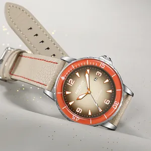 Detailopname van AOCASDIY herenhorloge met oranje ring en beige lederen band