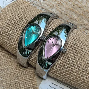 Détail en gros plan de montres bracelets Y2K vintage avec cadrans bleu sarcelle et rose.