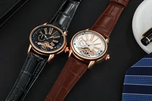 Detaillierte Nahaufnahme von zwei Forsining Skelett Automatikuhren mit Lederarmbändern.