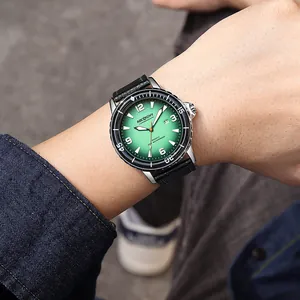 Gedetailleerde foto van AOCASDIY herenhorloge met groene wijzerplaat en leren band.